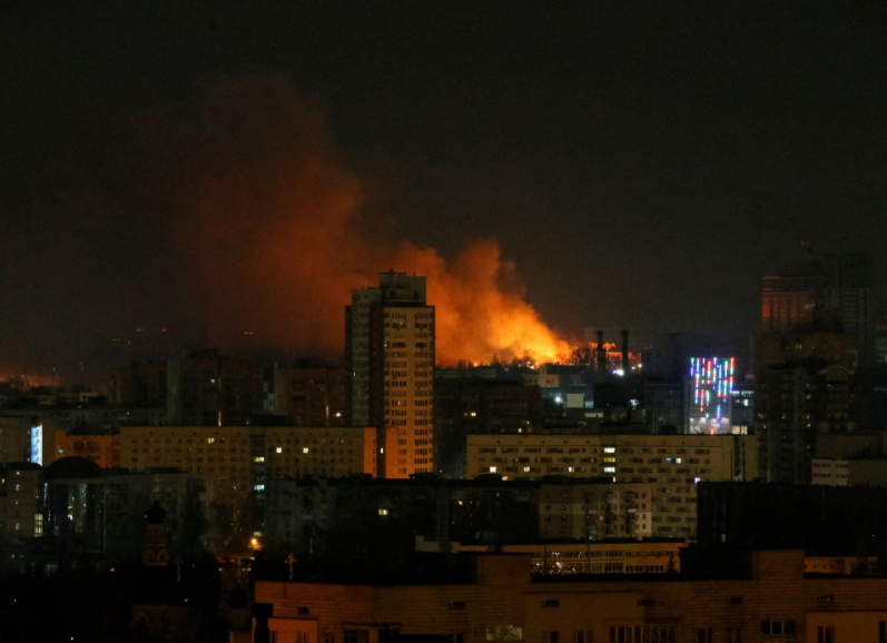 Ουκρανία: Συνεχίζεται η πολιορκία του Κιέβου – Σφοδρά πυρά και εκρήξεις σε όλη τη χώρα