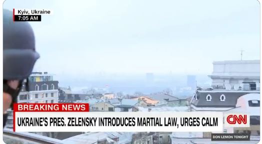 Ουκρανία: Δημοσιογράφος του CNN μεταδίδει με κράνος – Η αντίδρασή του μόλις ακούγονται οι σειρήνες πολέμου