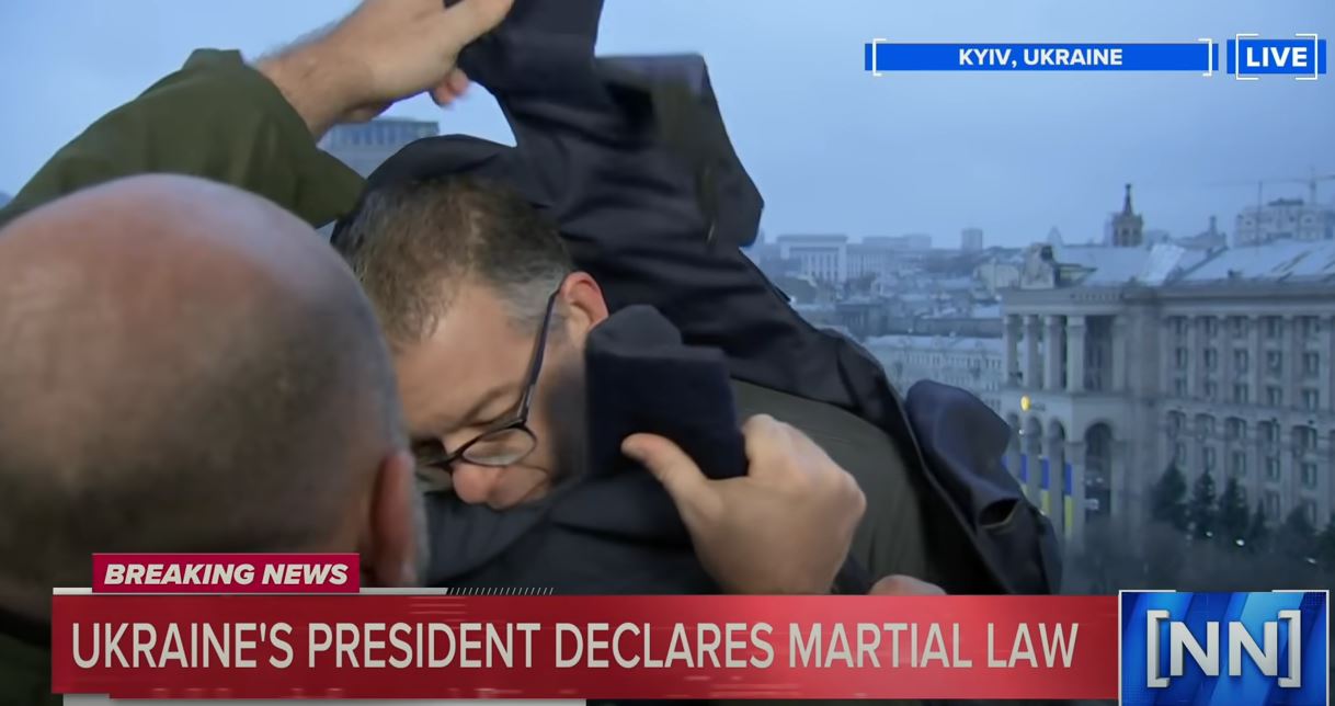 Πόλεμος στην Ουκρανία: Δημοσιογράφος φορά το αλεξίσφαιρο σε ζωντανή σύνδεση τη στιγμή που οι σειρήνες ηχούν