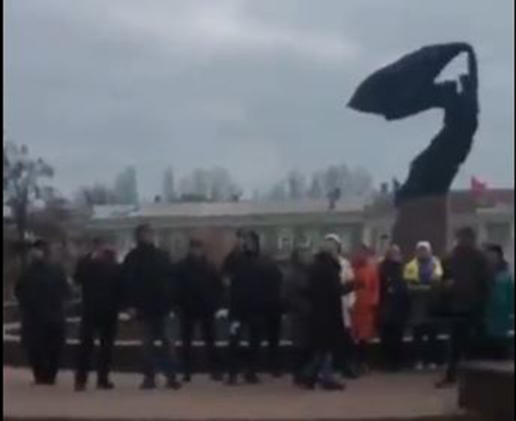 Πόλεμος στην Ουκρανία: Πολίτες τραγουδούν τον εθνικό ύμνο περικυκλωμένοι από ρωσικά άρματα μάχης