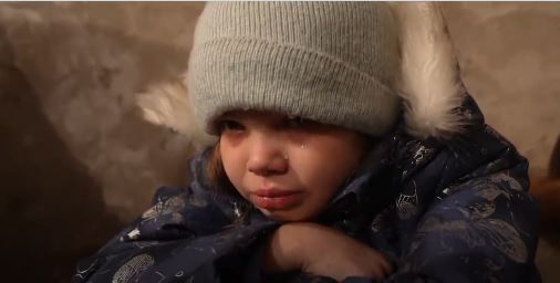 Πόλεμος στην Ουκρανία: Συγκλονίζει τον πλανήτη το βίντεο με το παιδί που κλαίει στα καταφύγια – “Δεν θέλω να πεθάνω”