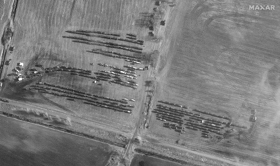 Ουκρανία: Δορυφορικές φωτογραφίες δείχνουν νέα ανάπτυξη στρατευμάτων και 150 ελικόπτερα στα σύνορα της Λευκορωσίας