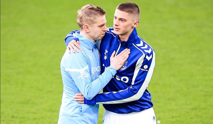 Συγκίνηση στον αγώνα της Έβερτον με την Μάντσεστερ Σίτι – Η στιγμή που οι αντίπαλοι Ουκρανοί Ζιντσένκο και Μικολένκο αγκαλιάζονται