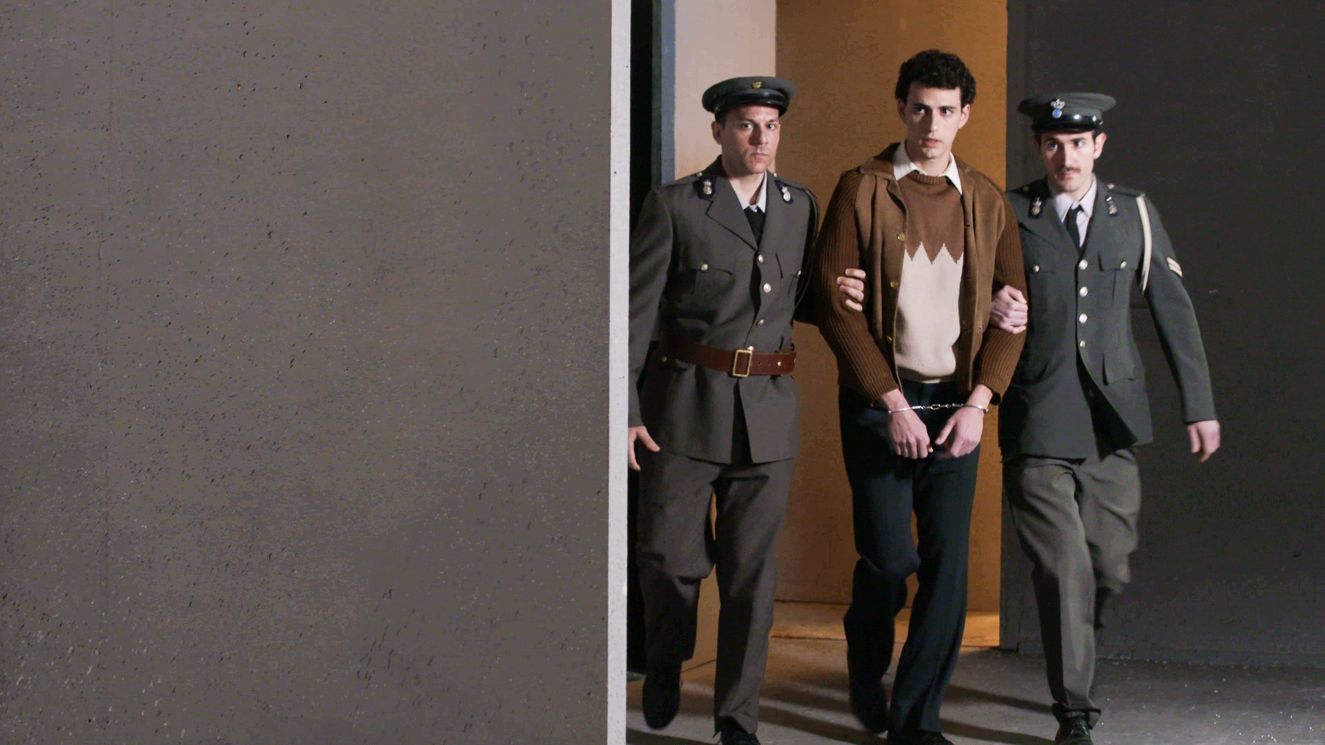 Άγριες Μέλισσες: Ο Ντούνιας ερευνά ποιοι έστησαν την παγίδα στο νεκροταφείο