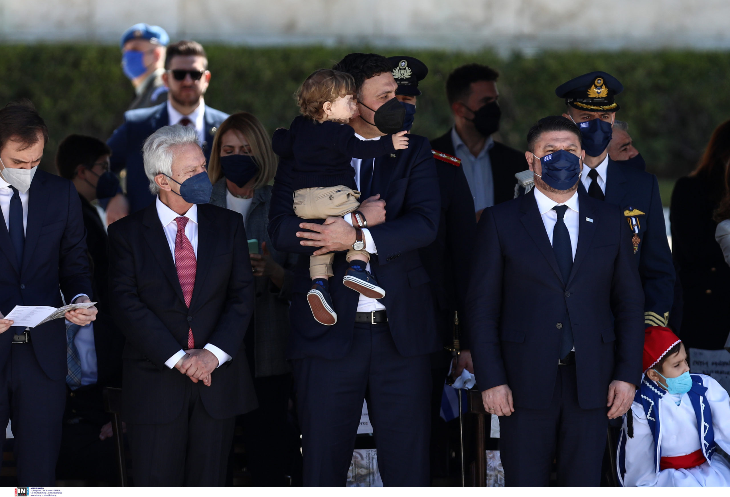 Κικίλιας και Μπαλατσινού στην παρέλαση με τον γιο τους – ΦΩΤΟ