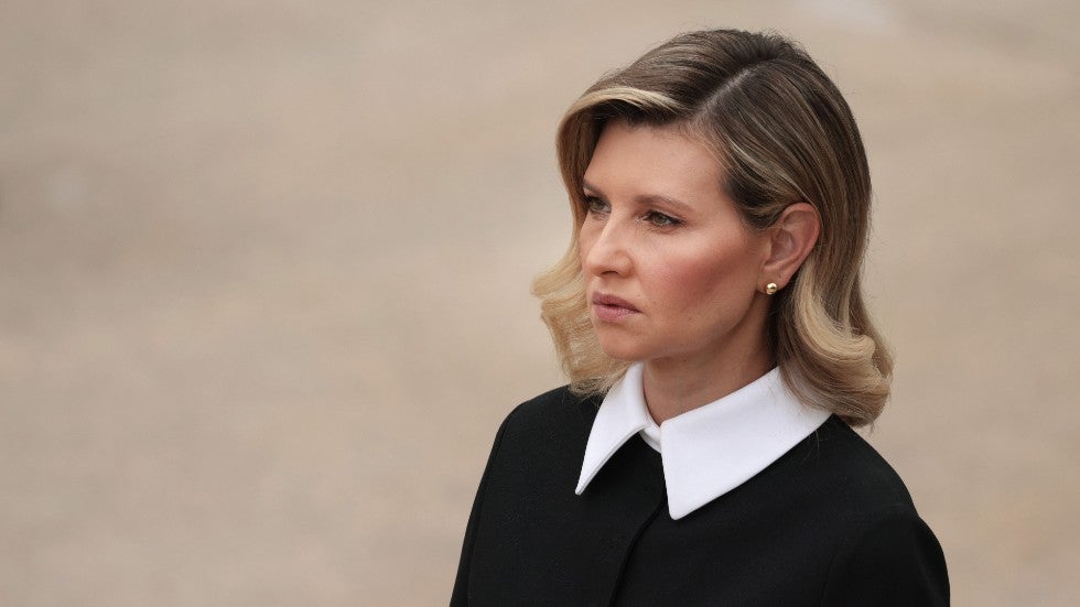 Πόλεμος στην Ουκρανία: “Πραγματικούς ανθρωπιστικούς διαδρόμους” ζητάει η σύζυγος του Ζελένσκι