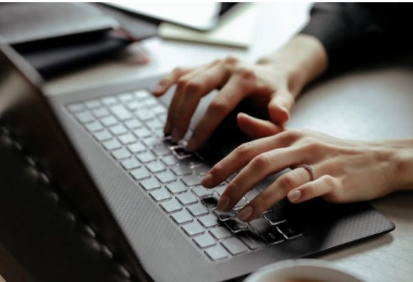 ΣΥΝ-ΕΡΓΑΣΙΑ