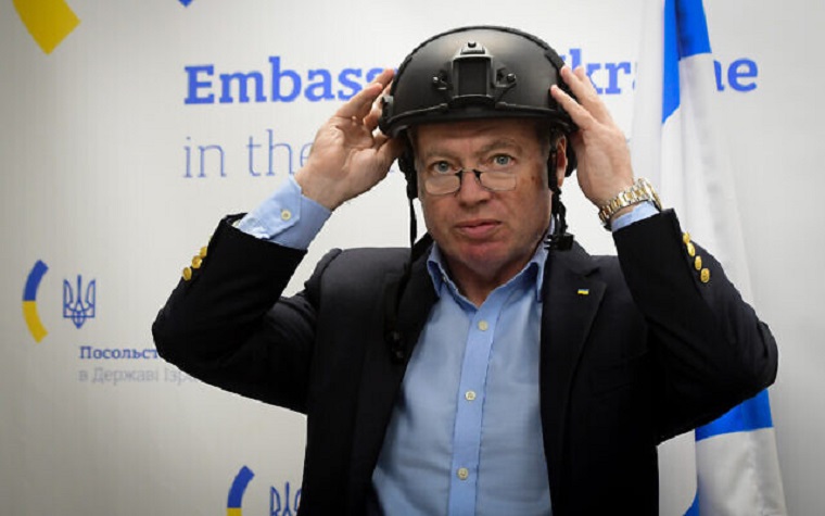 Ισραήλ: Δυσαρεστημένος ο Ουκρανός πρέσβης για την άρνηση παροχής αμυντικής βοήθειας – Το μήνυμα που έστειλε με το κράνος