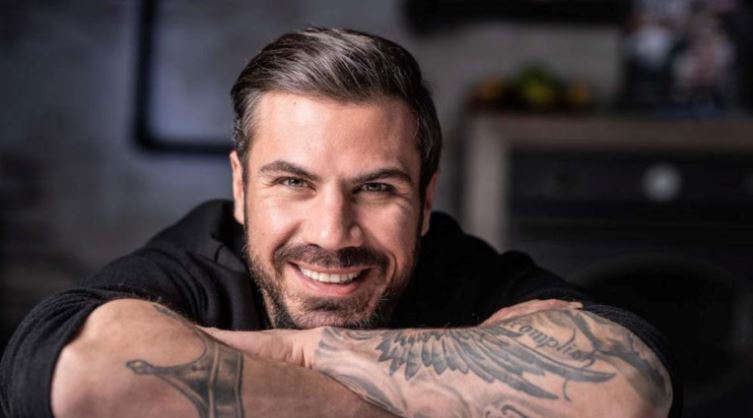 Άκης Πετρετζίκης: Πώς γιόρτασε τα πρώτα του γενέθλια ως πατέρας