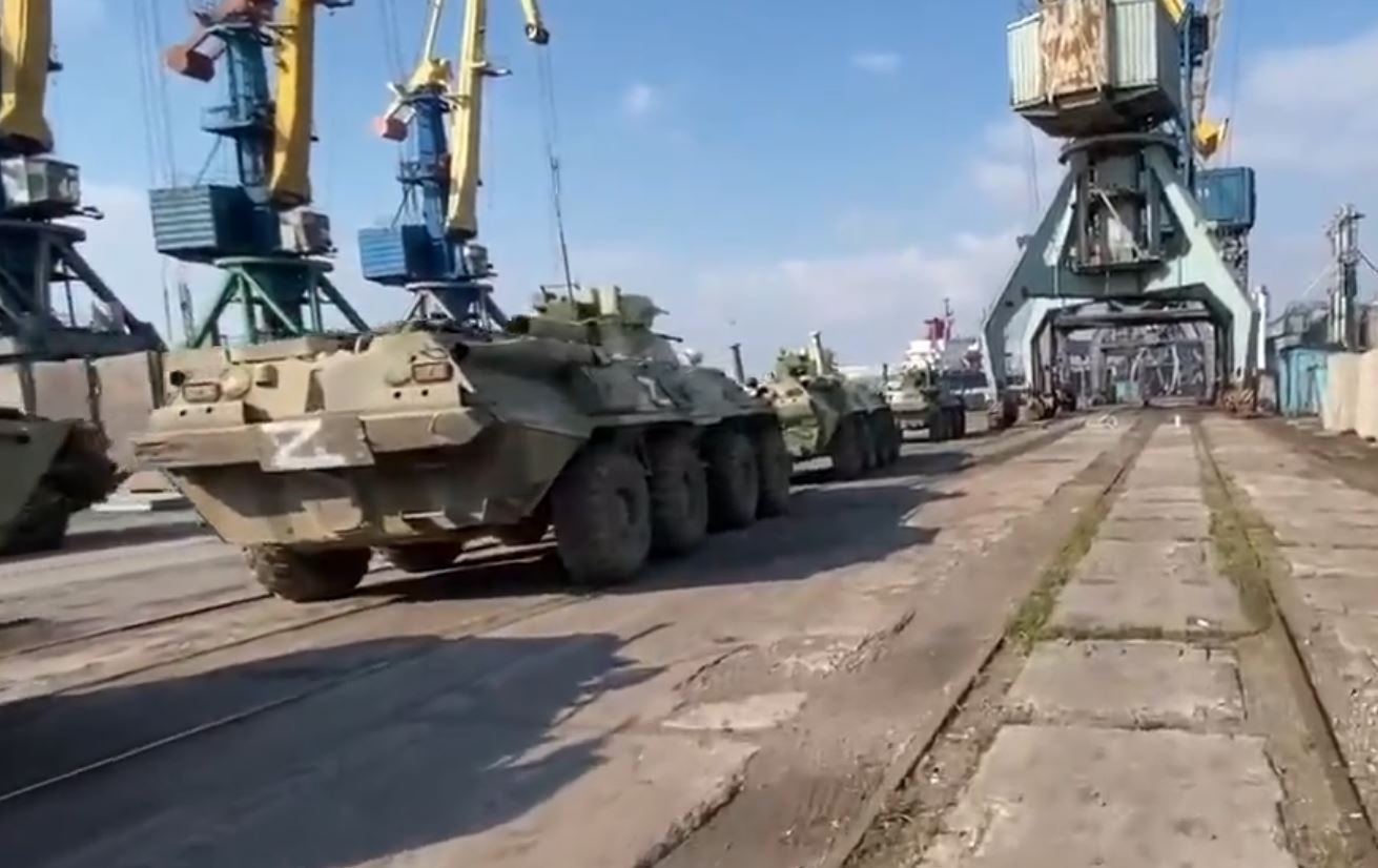 Πόλεμος στην Ουκρανία: Ρωσικό πλοίο γενικής υποστήριξης “έδεσε” σε κατεχόμενο λιμάνι – Ξεφορτώνει άρματα μάχης
