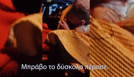 Αστυνομικοί ξεγέννησαν γυναίκα με δίδυμα στο σπίτι – Το βίντεο που συγκλονίζει