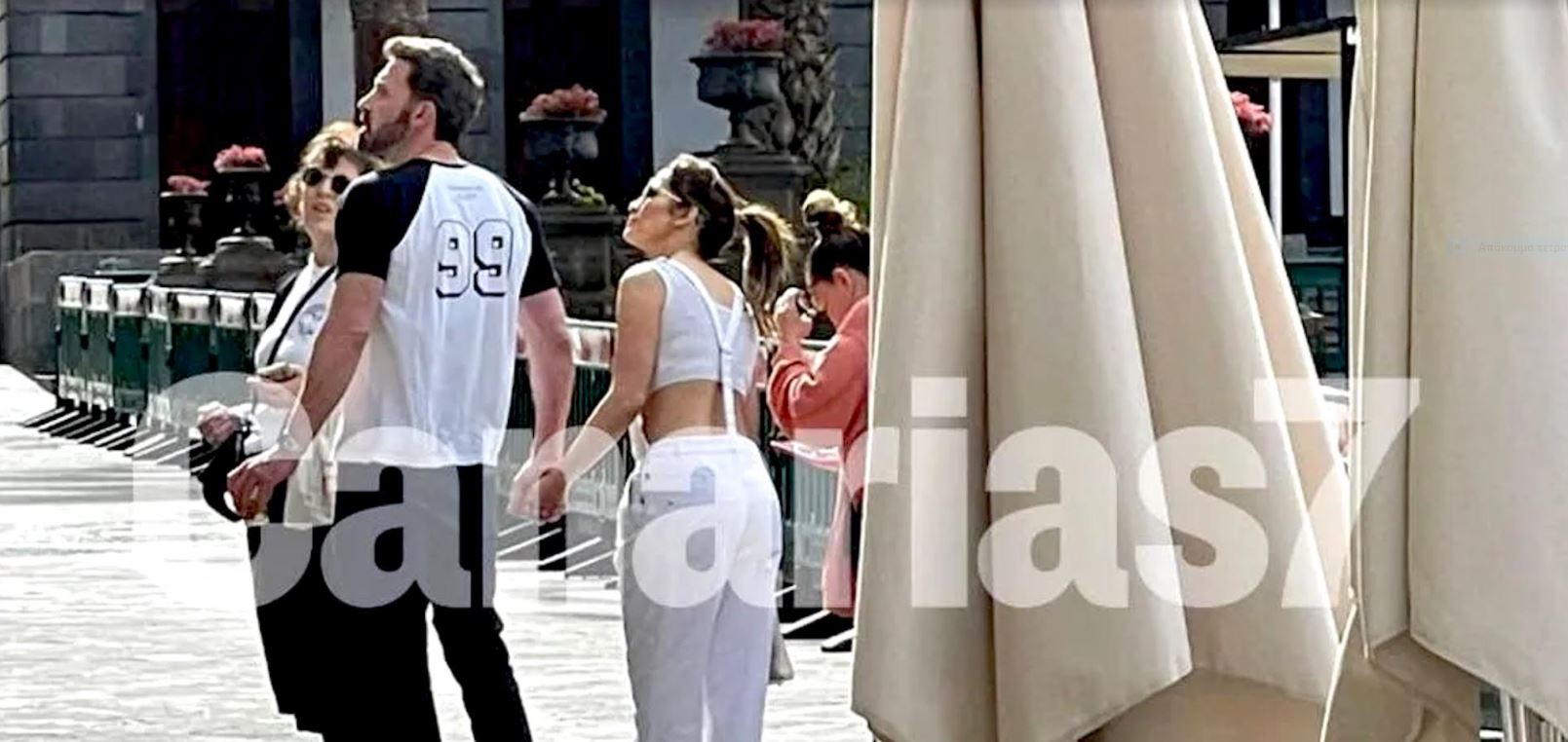 Ο Ben Affleck και η Jennifer Lopez χέρι – χέρι στα Κανάρια Νησιά – Η JLo τραγουδάει με την μαμά της – ΒΙΝΤΕΟ