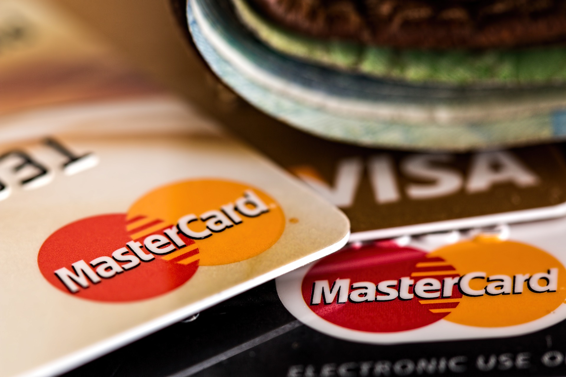 Πόλεμος στην Ουκρανία: Visa και Mastercard διακόπτουν τη δραστηριότητά τους στη Ρωσία