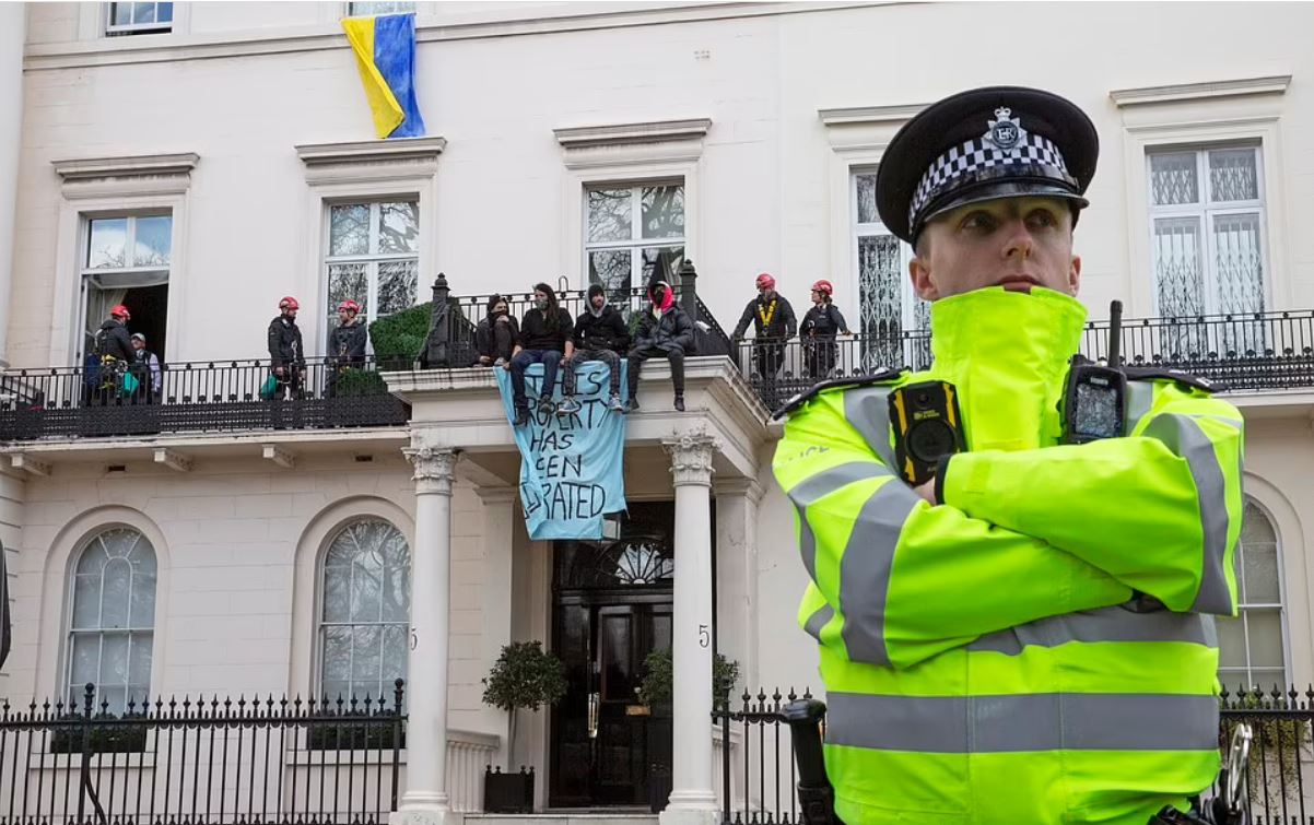 Πόλεμος στην Ουκρανία: Ακτιβιστές κατέλαβαν την έπαυλη του Ρώσου ολιγάρχη Όλεγκ Ντεριπάσκα στο Λονδίνο – Τέσσερις συλλήψεις