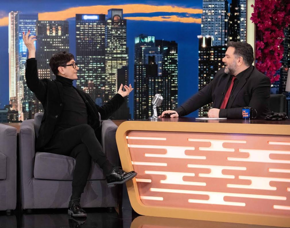 «The 2Night Show»: Ο Δημήτρης Παπάζογλου μας συστήνει την ηρωίδα με τις ψηλοτάκουνες γόβες που υποδύεται επί σκηνής
