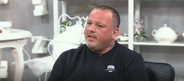 Δημήτρης Σκαρμούτσος: Με έχουν δείρει σε κουζίνα και είχα πει “σε ευχαριστώ σεφ, δεν θα το ξανακάνω”