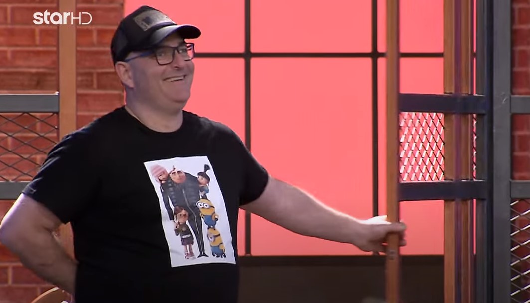 MasterChef: Με μια τρολ μπλούζα εμφανίστηκε ο “Μπόμπαινας” στον διαγωνισμό – Η επική είσοδός του