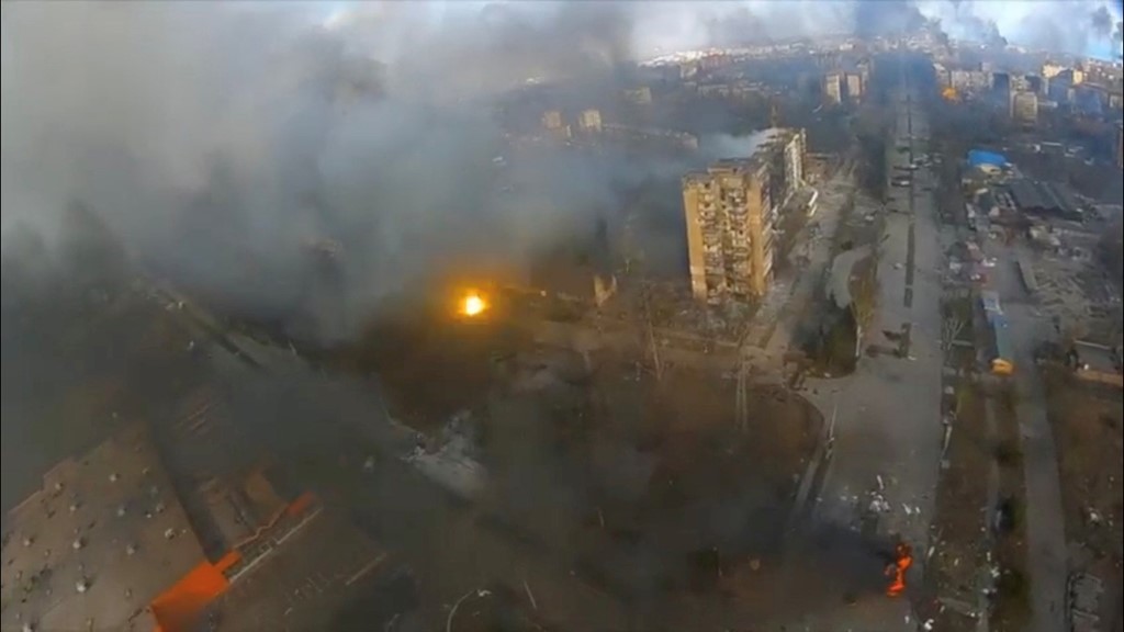 Ουκρανία: Δραματικές ώρες στην πολιορκημένη Μαριούπολη – “Η Ρωσία μπλοκάρει την ανθρωπιστική βοήθεια” – ΕΙΚΟΝΕΣ από drone