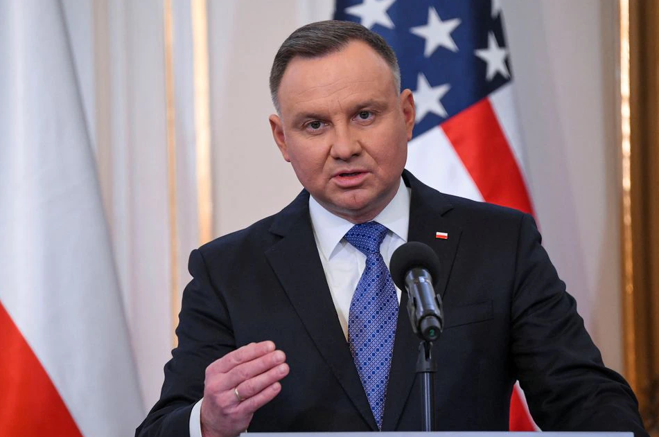 Πολωνία: Αναγκαστική προσγείωση για το αεροσκάφος του προέδρου Αντρέι Ντούντα