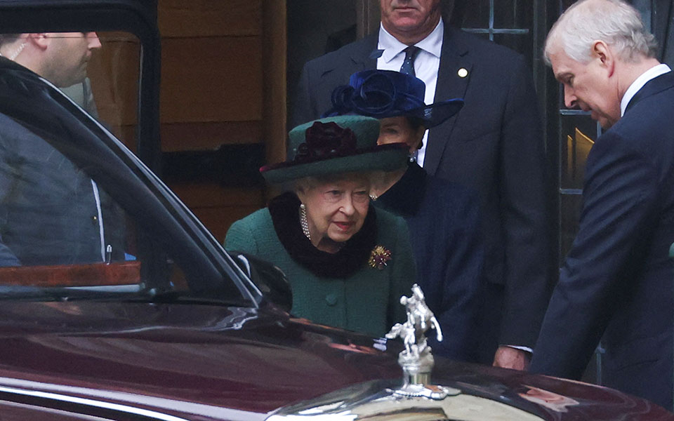 Η βασίλισσα Ελισάβετ στο μνημόσυνο για τον Φίλιππο – Η πρώτη δημόσια εμφάνιση έπειτα από μήνες