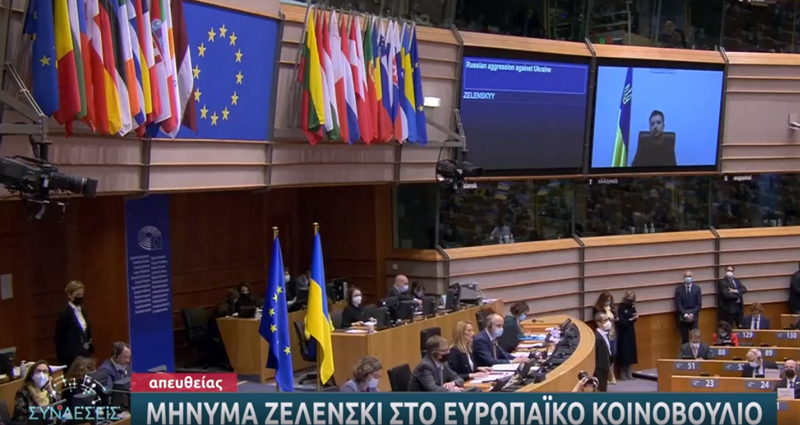 Συγκινημένη και η διερμηνέας της ΕΡΤ στην ομιλία Ζελένσκι – “Έσπασε” η φωνή της