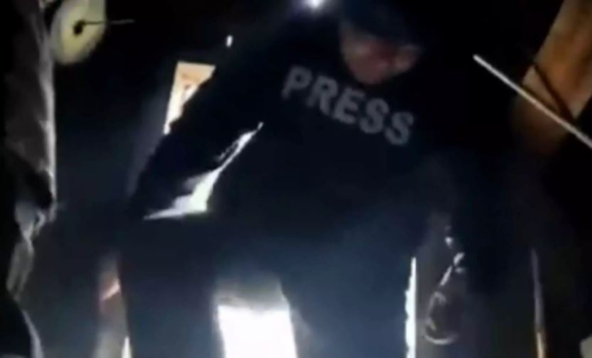 Ουκρανία: Στρατιώτες φυγαδεύουν σε καταφύγιο το συνεργείο της ΕΡΤ εν μέσω βομβαρδισμών