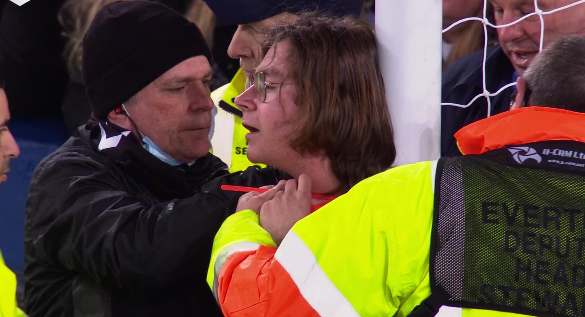 Πρωτοφανές σκηνικό στην Premier League: Διαδηλωτής εισέβαλε στο γήπεδο και δέθηκε στο δοκάρι – ΒΙΝΤΕΟ