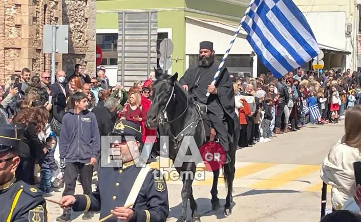 Εύβοια: “Έκλεψε” τις εντυπώσεις ιερέας που παρέλασε με το άλογο του – ΒΙΝΤΕΟ