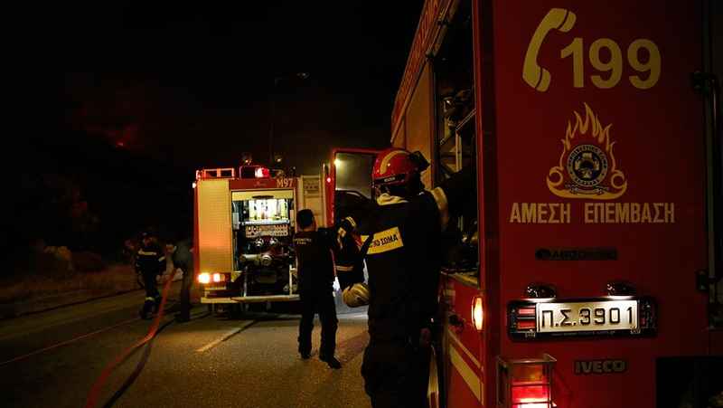 Βόλος: Φωτιά σε πέντε αυτοκίνητα της αστυνομίας τα ξημερώματα – Έγιναν όλα στάχτη