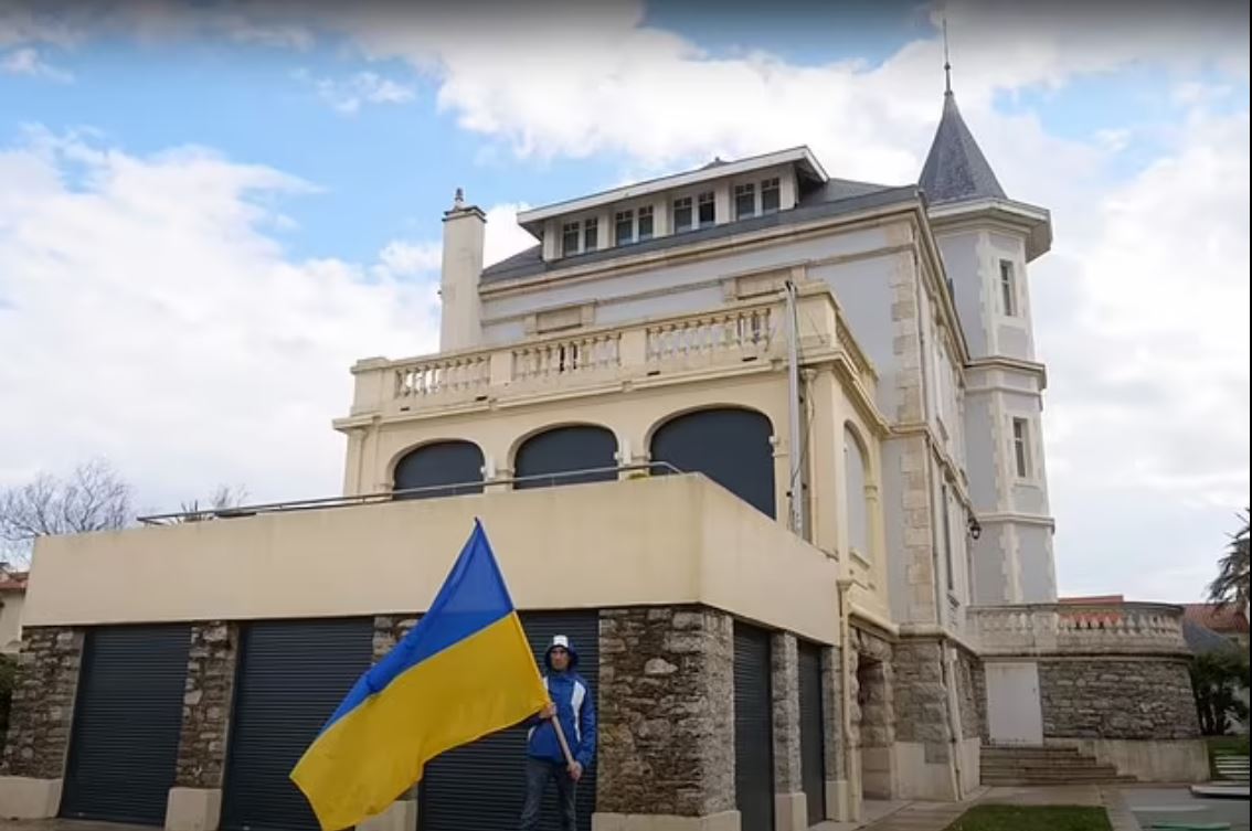 Πόλεμος στην Ουκρανία: Βανδάλισαν το σπίτι του πρώην γαμπρού του Πούτιν στη Γαλλία