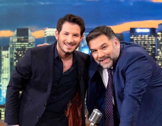 «The 2Night Show»: Καλεσμένος ο Γιώργος Περρής – To “coming out” και οι πόρτες που έκλεισαν λόγω της σεξουαλικής του ταυτότητας