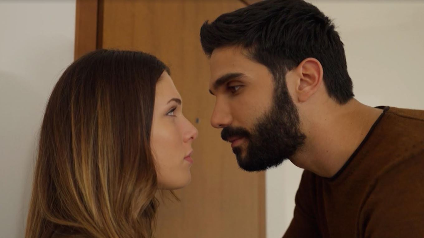 Η Γη της Ελιάς: Ο Αλέξης βλέπει τον Νικήτα και τη Μυρτάλη να φιλιούνται και γίνεται έξαλλος