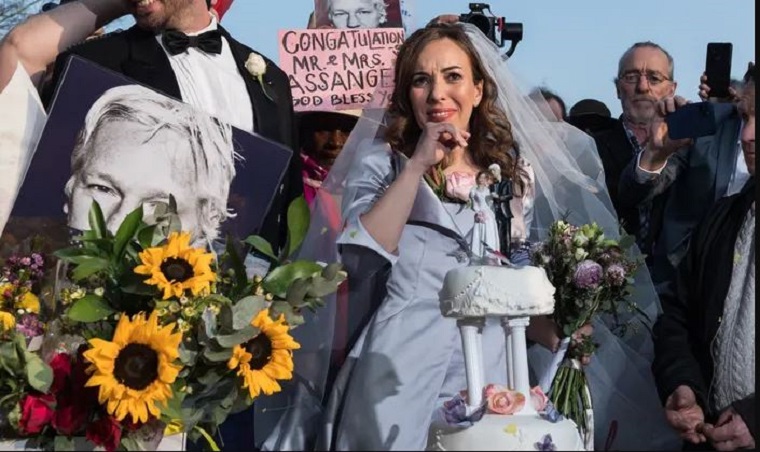 Τζούλιαν Ασάνζ: Ο γάμος στη φυλακή υψίστης ασφαλείας – Το συμβολικό πέπλο της νύφης, οι συγκινητικές δηλώσεις της