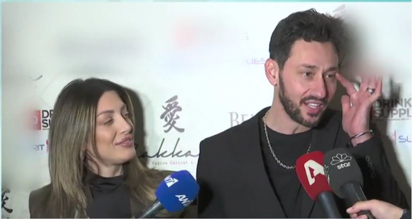 Ο Πάνος Καλλίδης έδειξε στις κάμερες την πλαστική που έκανε