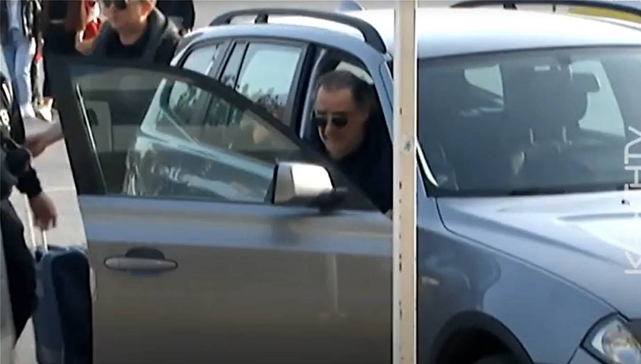 Βασίλης Καρράς: Αναχώρησε από το Ηράκλειο – ΒΙΝΤΕΟ από το αεροδρόμιο