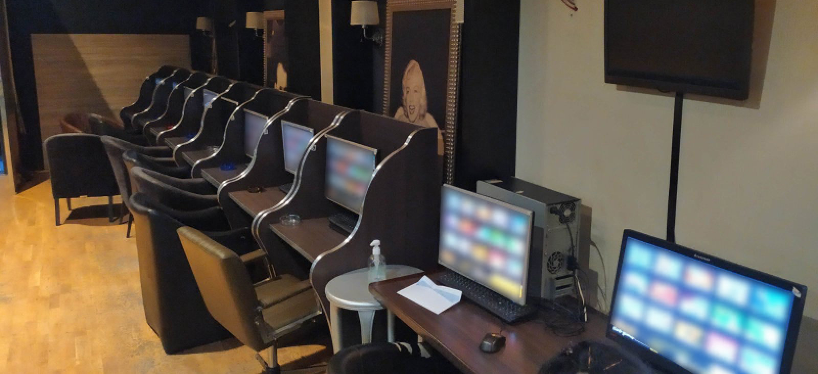 Λουκέτο σε κατάστημα με παράνομα διαδικτυακά τυχερά παίγνια και «φρουτάκια» στην Αθήνα – Τρεις συλλήψεις από την ΕΛ.ΑΣ.