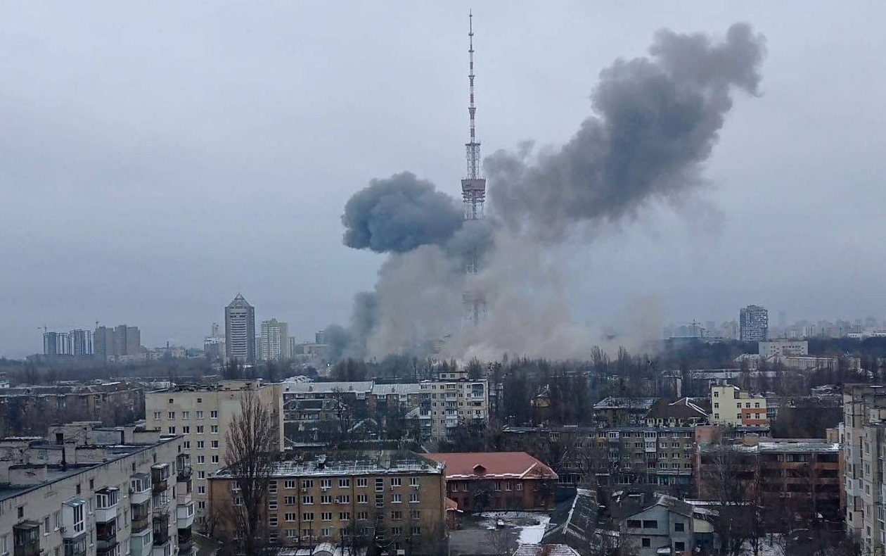Ουκρανία: Ξεκίνησε ο βομβαρδισμός στο Κίεβο – Oι Ρώσοι χτύπησαν τον πύργο τηλεπικοινωνιών
