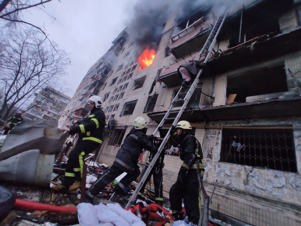 Ουκρανία: Πληροφορίες για δύο νεκρούς από τον βομβαρδισμό πολυκατοικίας στο Κίεβο – Σοκαριστικό ΒΙΝΤΕΟ