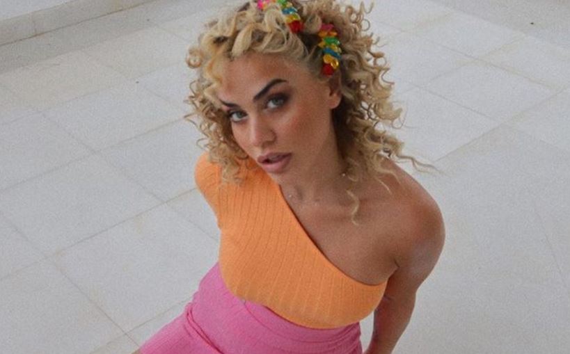 Κόνι Μεταξά: Φόρεσε μια κίτρινη μάσκα προσώπου και έκανε γκριμάτσες για να μοιάζει σε emoji