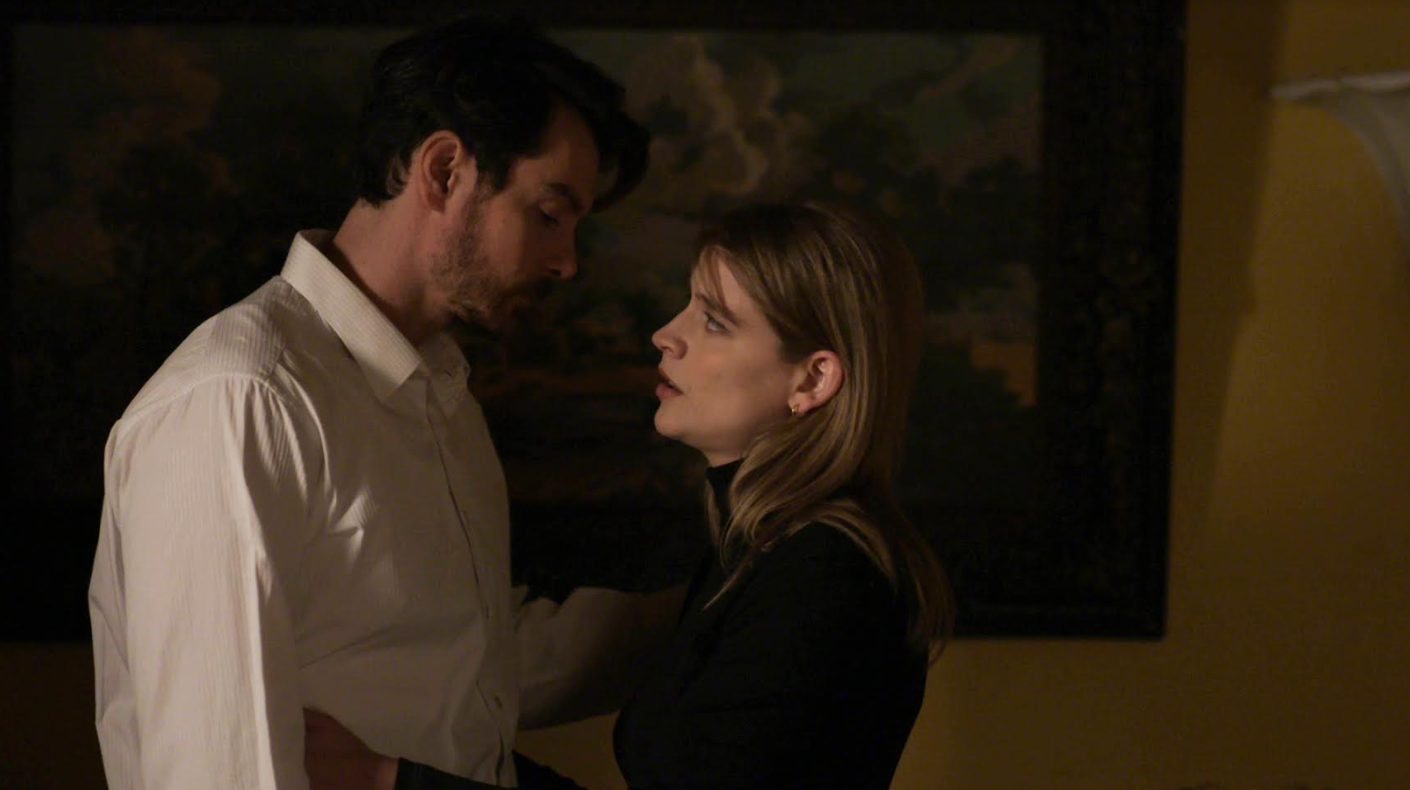 Άγριες Μέλισσες: Ο Κωνσταντής ανακαλύπτει ποιος κρύβεται πίσω από τις φωτογραφίες της Δρόσως με τον Δάκη