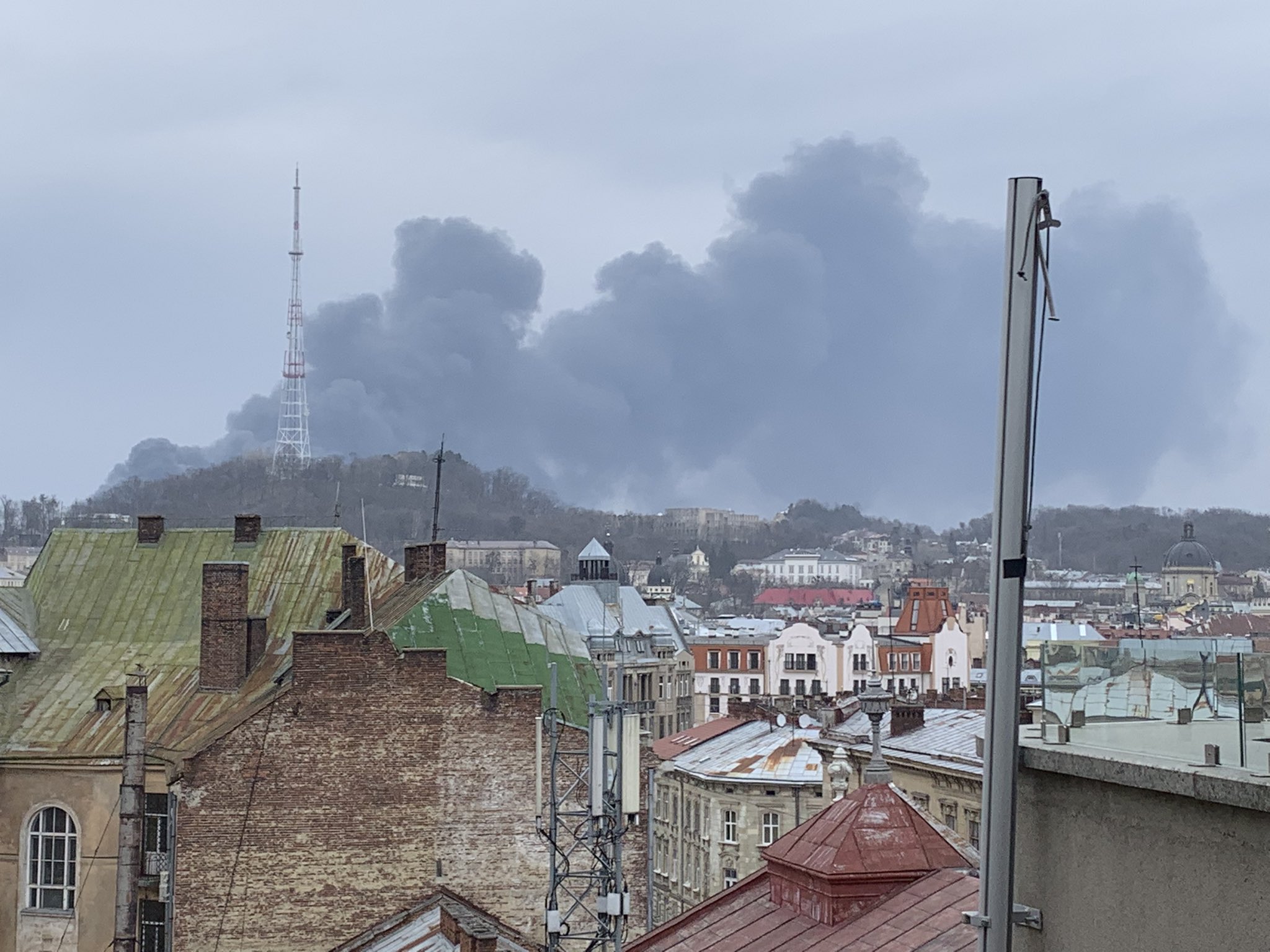 Κόλαση στη Λβιβ: Πυραυλική επίθεση σε πετρελαϊκές εγκαταστάσεις – Τουλάχιστον πέντε τραυματίες