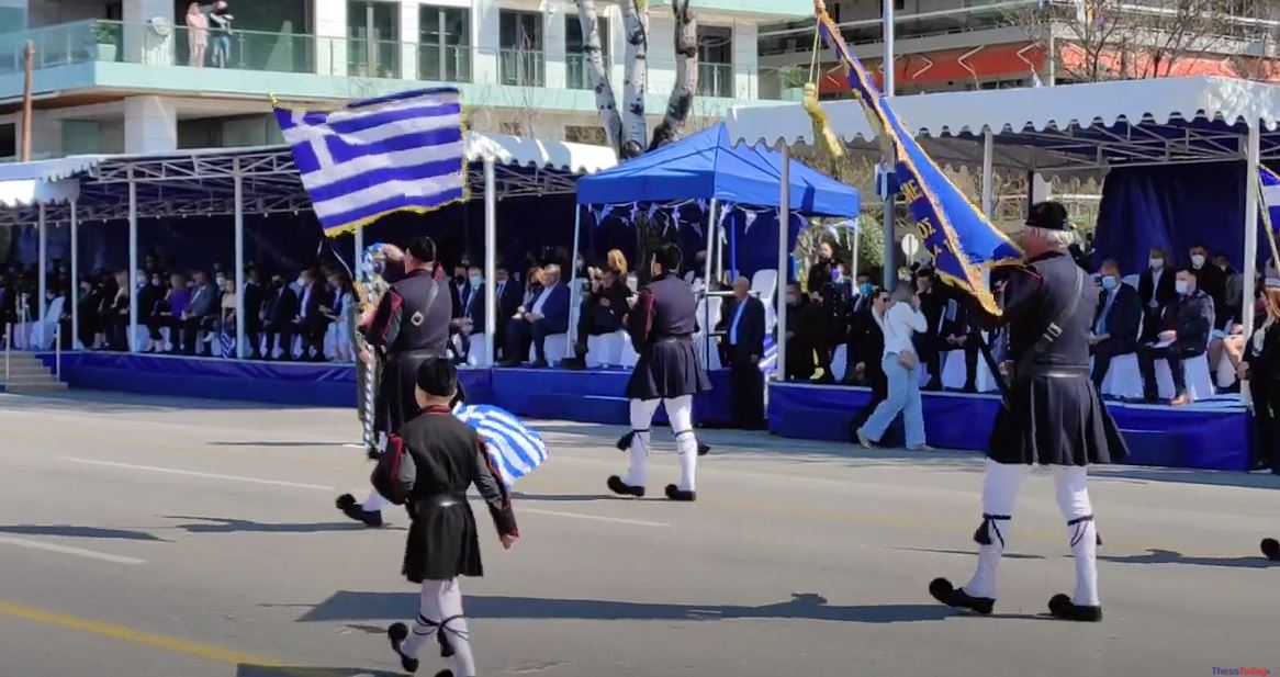 Θεσσαλονίκη: Τραγούδησαν το «Μακεδονία Ξακουστή» στην παρέλαση