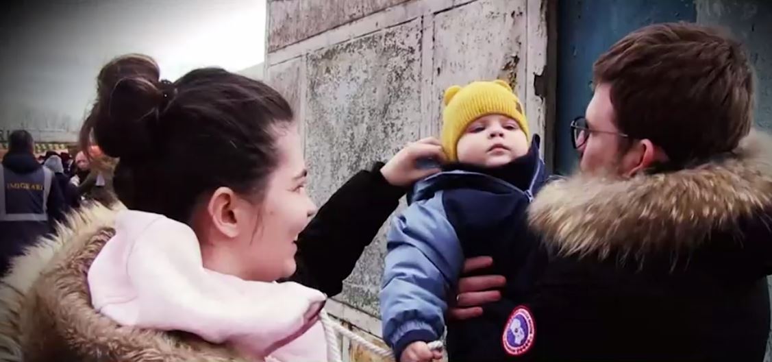 Ουκρανία: Ένα λουλούδι για τις γυναίκες μαχήτριες – Τα μηνύματα του πολιτικού κόσμου – ΒΙΝΤΕΟ