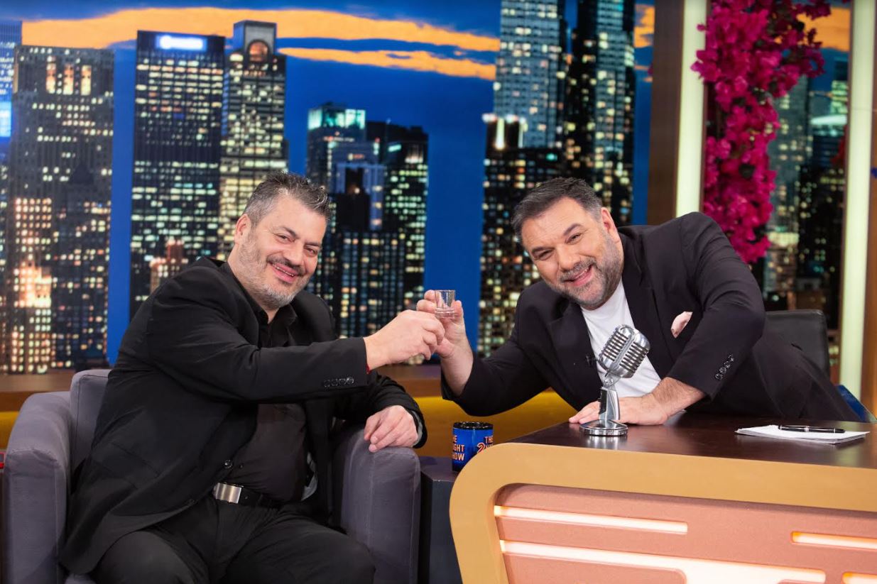 The 2night show: Καλεσμένος ο Μανώλης Κονταρός – Οι μαντινάδες που γράφει για την σύζυγό του