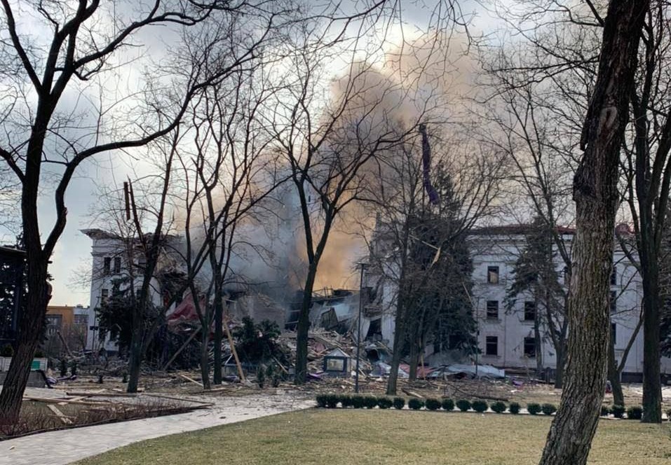 Πόλεμος στην Ουκρανία: Επίθεση σε αυτοκινητοπομπή αμάχων στη Μαριούπολη – Αναφορές για θύματα από βομβαρδισμό θεάτρου