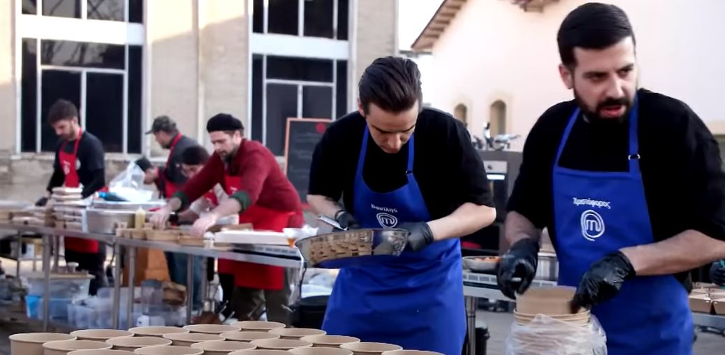 MasterChef: Μια ομαδική δοκιμασία γεμάτη αγάπη – Οι διαγωνιζόμενοι μαγειρεύουν για τους πρόσφυγες