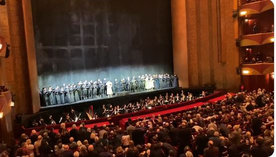 Συγκινητική στιγμή στη Μετροπόλιταν Όπερα – Η χορωδία ψέλνει τον εθνικό ύμνο της Ουκρανίας
