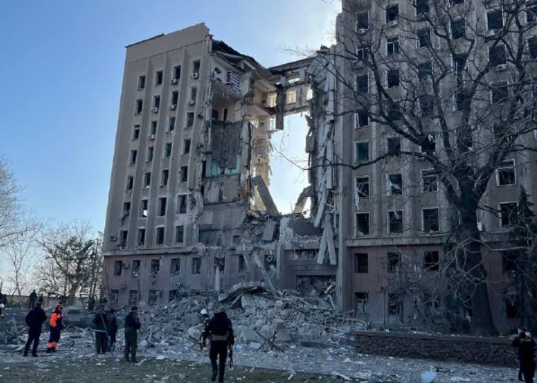 Πόλεμος στην Ουκρανία: Επίθεση με ρουκέτα στην περιφερειακή διοίκηση του Μικολάγιφ – Τουλάχιστον 3 νεκροί