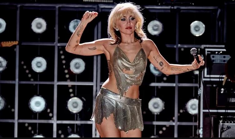 Τρόμος στον αέρα για την Μάιλι Σάιρους – Γιατί έκανε αναγκαστική προσγείωση το αεροσκάφος της