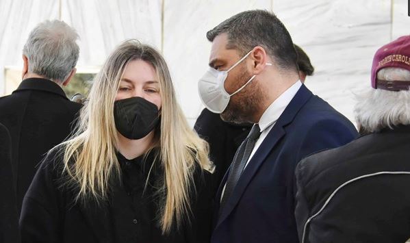 Συντετριμμένη η Ελισάβετ Μουτάφη στην κηδεία του πατέρα της